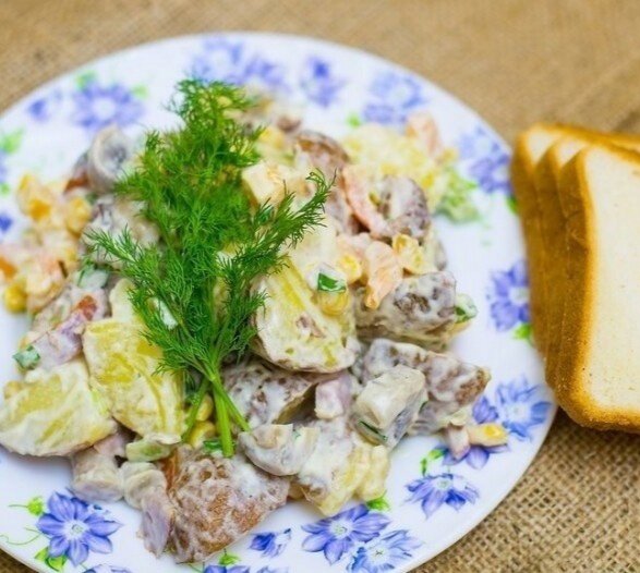 Сладкий картофельный салат с кукурузой и ветчиной для яркого стола