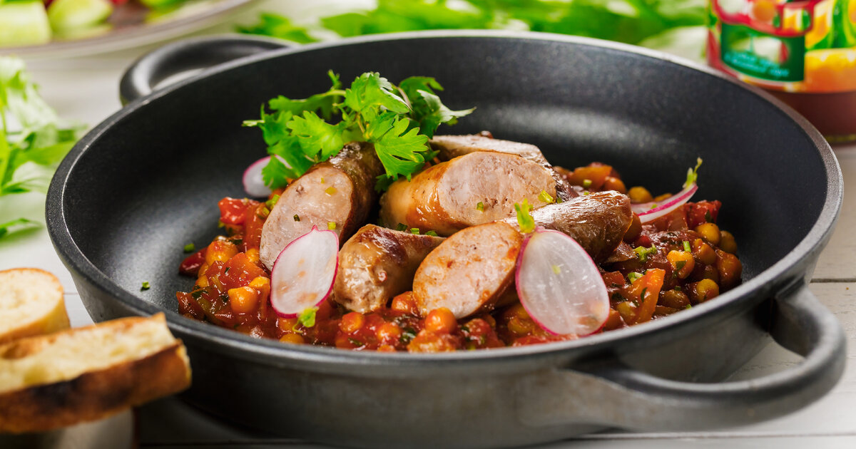 Вкусные колбаски на гриле в марокканском стиле с овощным рагу