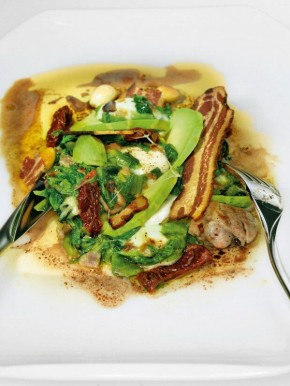 Наслаждение в тарелке: теплый салат с куриной грудкой и беконом