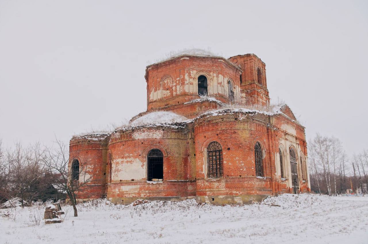 В заброшенный храм на окраине Лебедянского округа до сих пор приходят молиться В заброшенный храм на окраине Лебедянского округа до сих пор приходят молиться