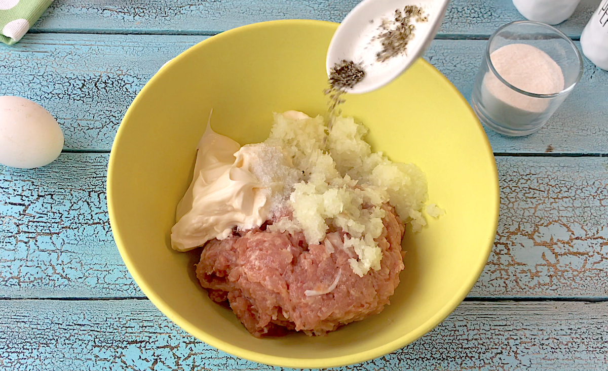 Нежные куриные котлеты: простой рецепт с майонезом