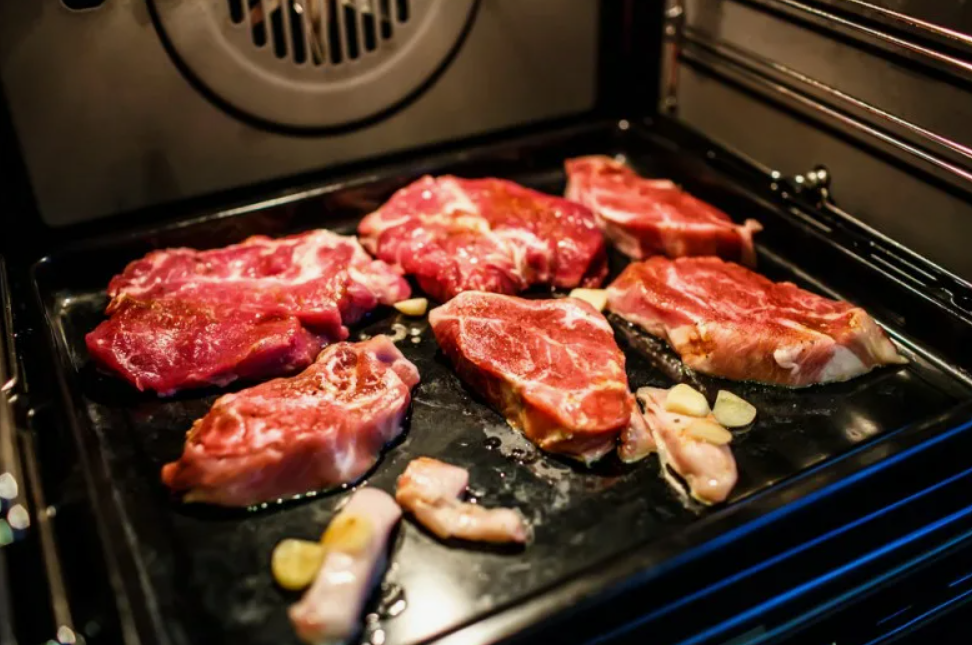 Как правильно жарить мясо в духовке: секреты идеального приготовления
