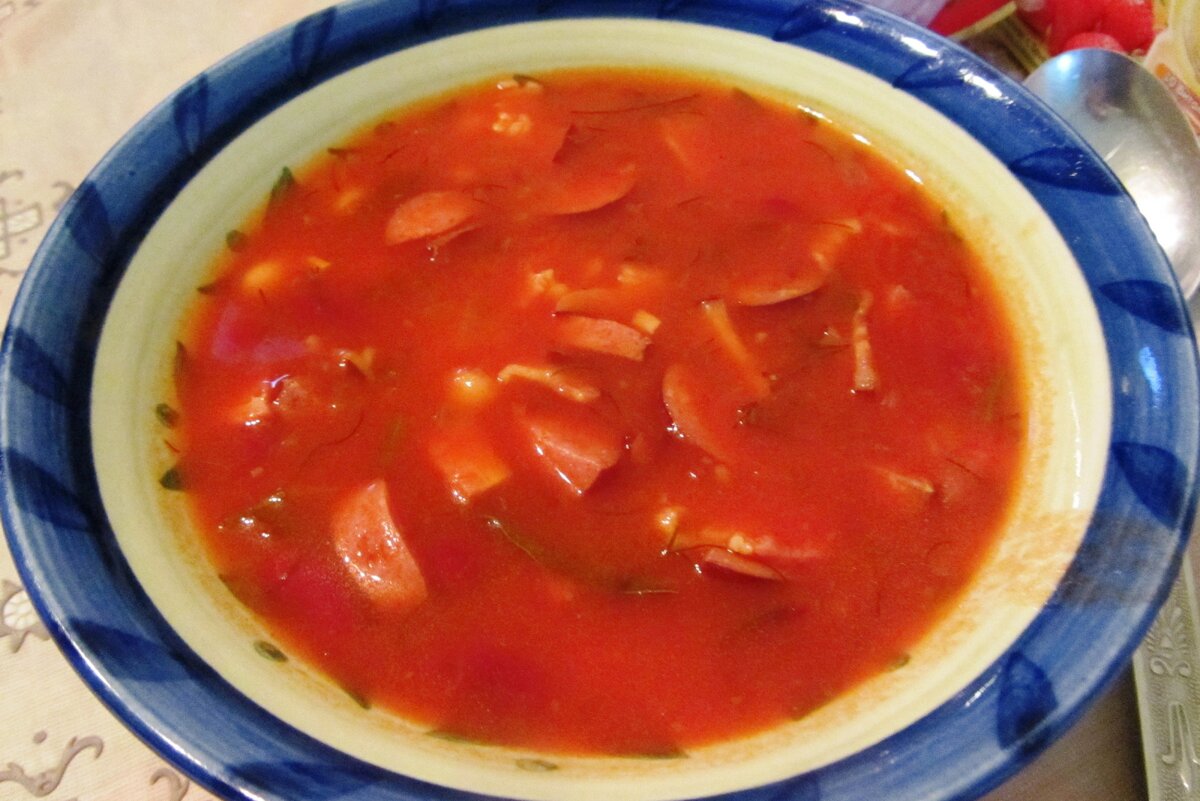 Томатный суп с охотничьими колбасками
