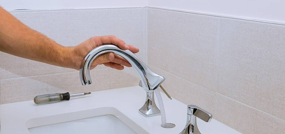 Как справиться с протечкой под краном: эффективные методы и советы