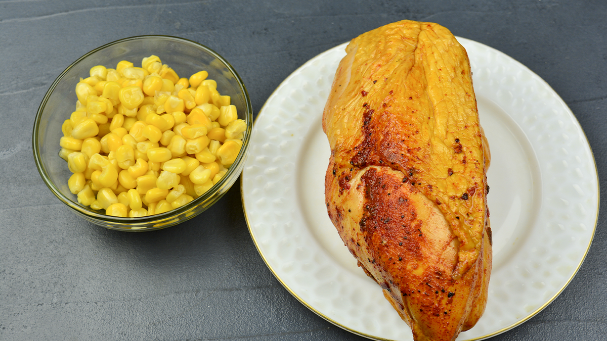 Непревзойденный салат с копченой курицей за считанные минуты