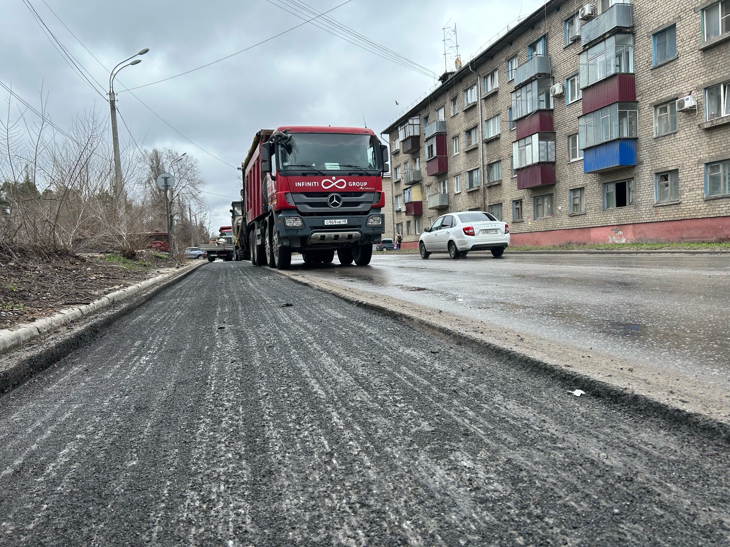 На улице Адмирала Макарова начались работы по обновлению дорожного покрытия