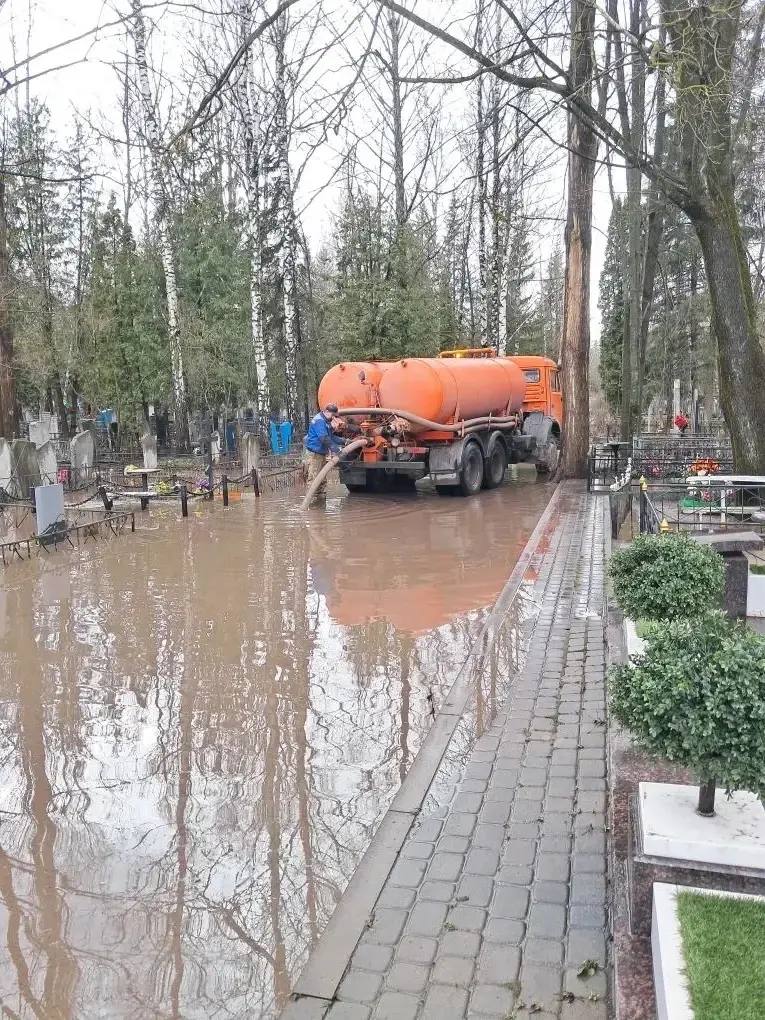 Весна затопила кладбища города: горожане столкнулись с неожиданными трудностями перед праздником Весна затопила кладбища города: горожане столкнулись с неожиданными трудностями перед праздником