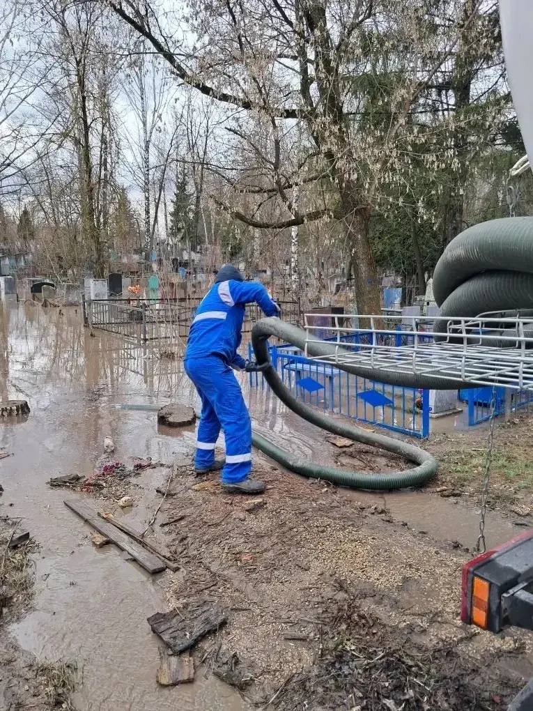 Весна затопила кладбища города: горожане столкнулись с неожиданными трудностями перед праздником