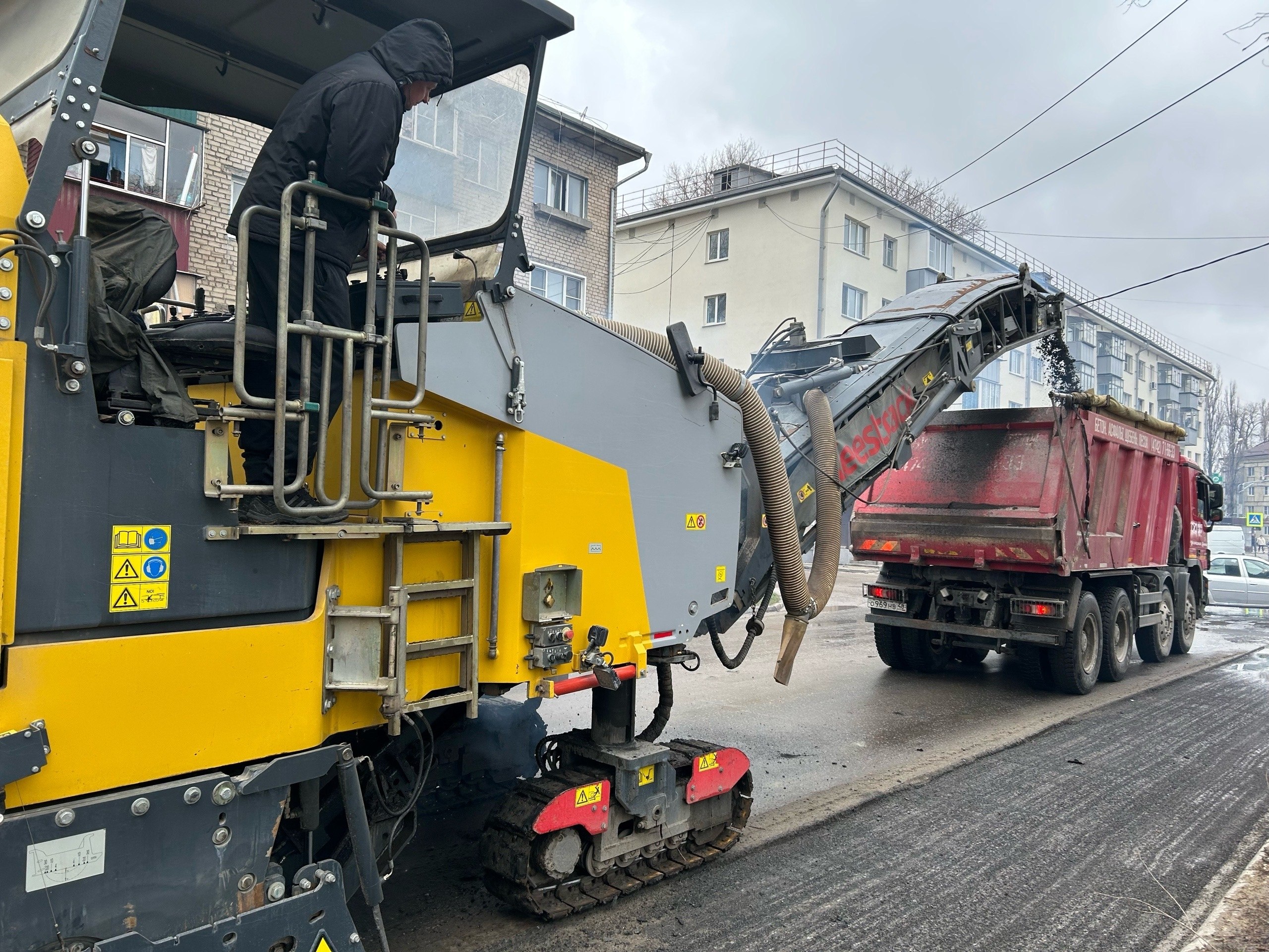 На улице Адмирала Макарова начались работы по обновлению дорожного покрытия На улице Адмирала Макарова начались работы по обновлению дорожного покрытия