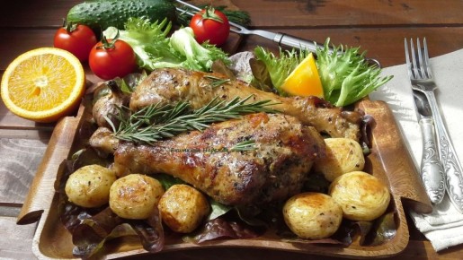 Голени индейки, запеченные в соусе с горчицей, сметаной и апельсиновым соком