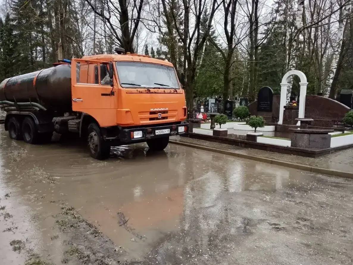 Сегодня сильный дождь создал сложности на Городском кладбище: вода скапливается на некоторых участках дорог