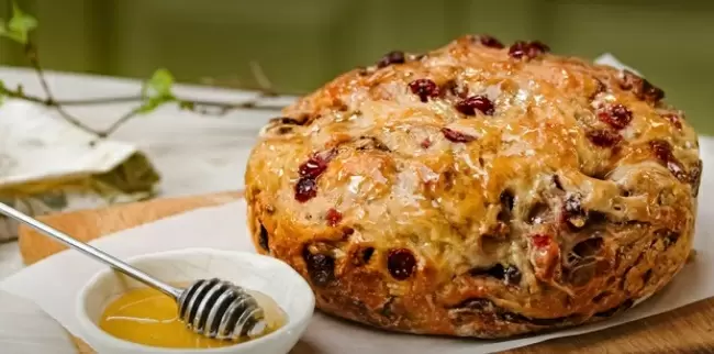 Простой и вкусный хлеб без замеса: клюква и грецкие орехи в главной роли