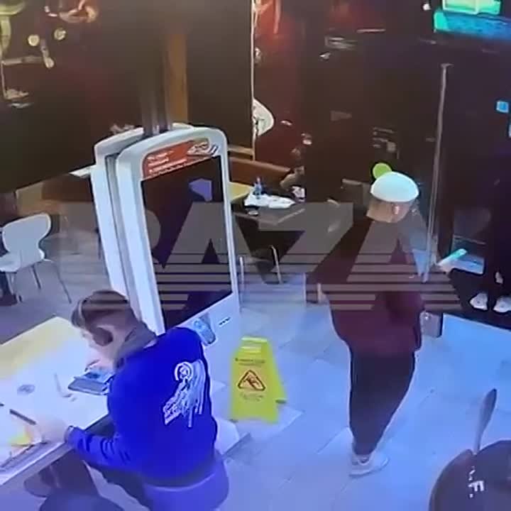 Русских хакеров нашли в московском «Вкусно — и точка» — там двое мужчин установили в кассу самообслуживания самодельный жучок и пытались похитить бонусные баллы