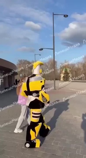 «Оптимус Прайм» вышел на прогулку со своей дамой сердца