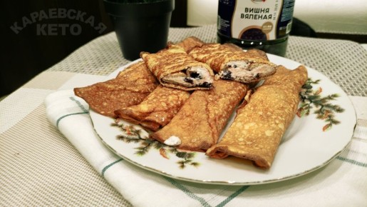 Кето-блинчики с творогом и вяленой вишней: вкусное вегетарианское лакомство