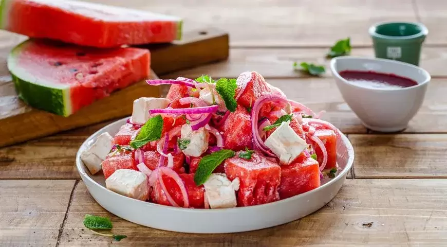 Арбуз и брынза: освежающий салат для летнего настроения