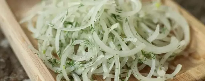 Луковый салат с уксусом: простой гарнир, который дополнит любое мясное блюдо