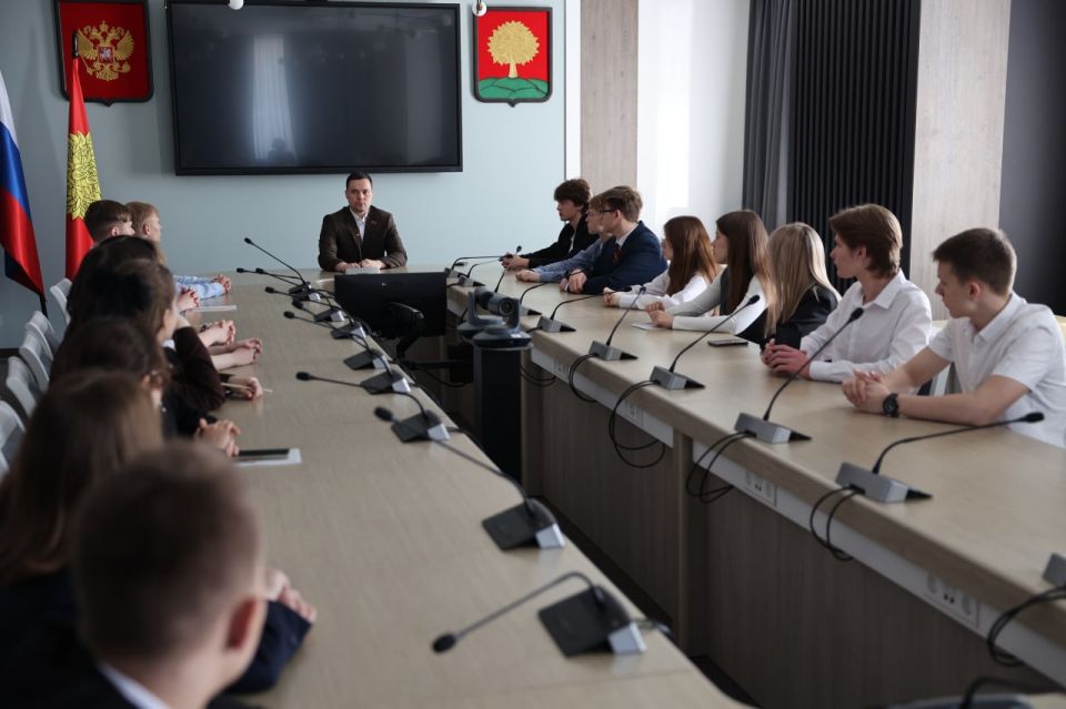 Депутат облсовета Иван Косилов провел экскурсию по парламенту для школьников Депутат облсовета Иван Косилов провел экскурсию по парламенту для школьников