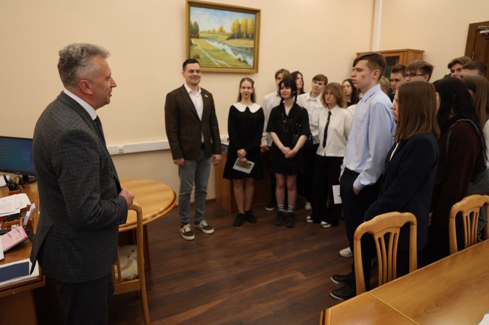 Депутат облсовета Иван Косилов провел экскурсию по парламенту для школьников Депутат облсовета Иван Косилов провел экскурсию по парламенту для школьников