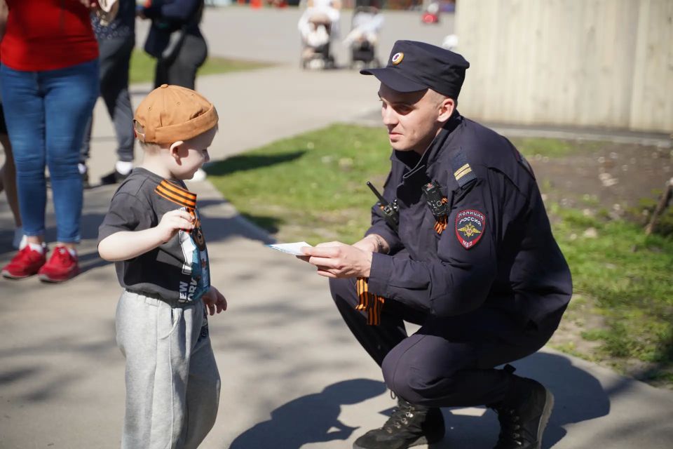В Липецкой области полицейские, волонтеры Победы и активисты Движения Первых присоединились к Всероссийской акции «Георгиевская ленточка» В Липецкой области полицейские, волонтеры Победы и активисты Движения Первых присоединились к Всероссийской акции «Георгиевская ленточка»
