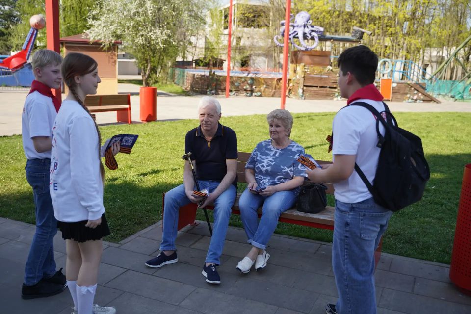 В Липецкой области полицейские, волонтеры Победы и активисты Движения Первых присоединились к Всероссийской акции «Георгиевская ленточка» В Липецкой области полицейские, волонтеры Победы и активисты Движения Первых присоединились к Всероссийской акции «Георгиевская ленточка»