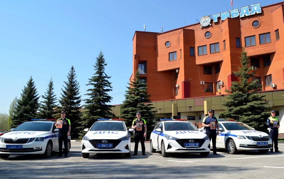 #БессмертныйАвтополк. В Липецкой области сотрудники полиции присоединились к акции «Бессмертный автополк» В преддверии празднования Великой Победы сотрудники полиции присоединились к Всероссийской патриотической акции... #БессмертныйАвтополк. В Липецкой области сотрудники полиции присоединились к акции «Бессмертный автополк» В преддверии празднования Великой Победы сотрудники полиции присоединились к Всероссийской патриотической акции...