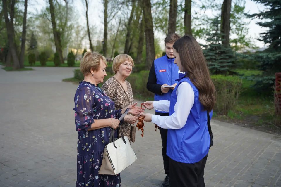 В Липецкой области полицейские, волонтеры Победы и активисты Движения Первых присоединились к Всероссийской акции «Георгиевская ленточка» В Липецкой области полицейские, волонтеры Победы и активисты Движения Первых присоединились к Всероссийской акции «Георгиевская ленточка»