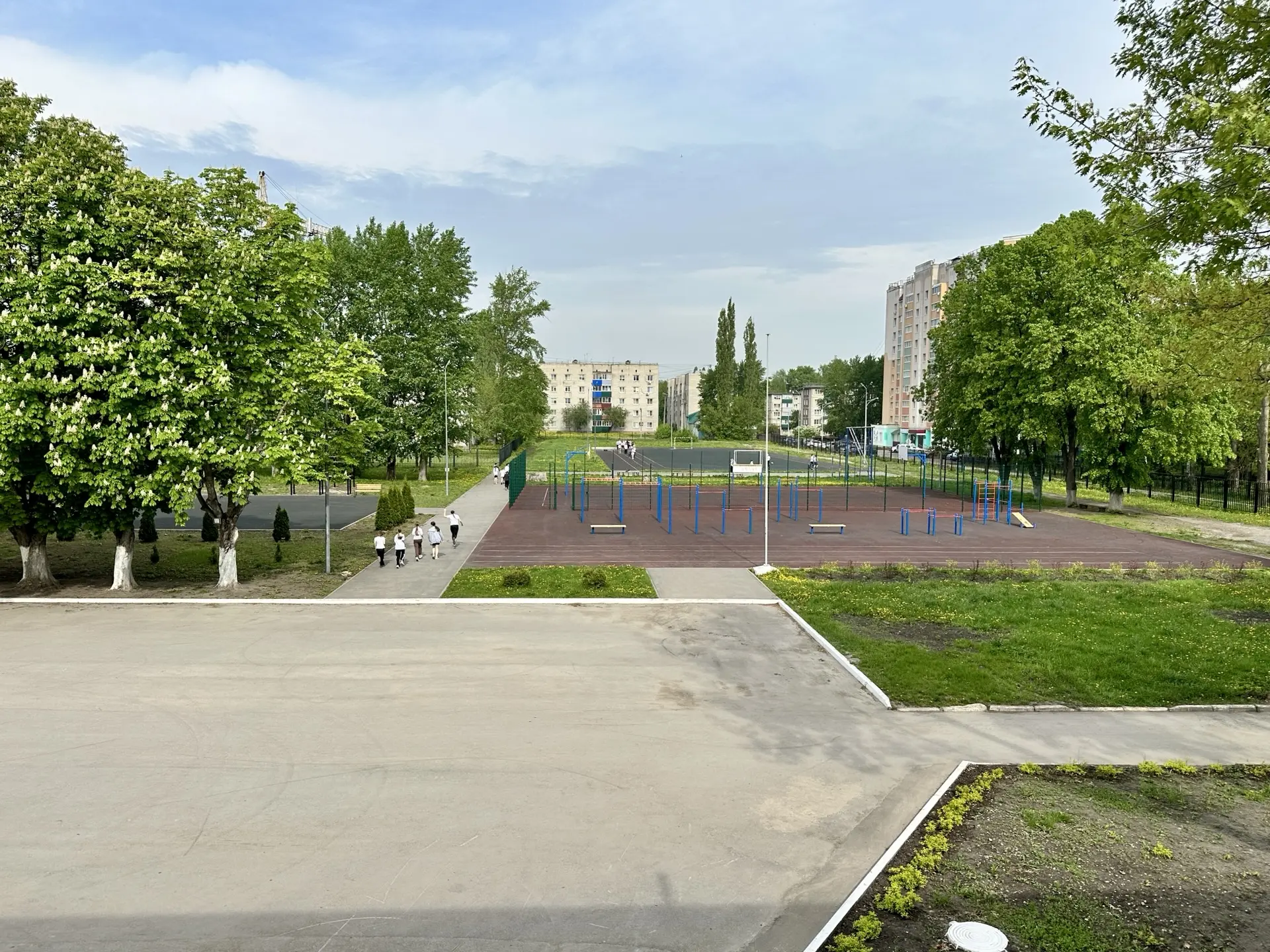 Побывали и в обновленной школе №6. Здесь действительно проделана огромная работа: отремонтирована кровля, заменены инженерные сети, полностью преобразился фасад, а внутренние помещения сегодня просто не узнать Побывали и в обновленной школе №6. Здесь действительно проделана огромная работа: отремонтирована кровля, заменены инженерные сети, полностью преобразился фасад, а внутренние помещения сегодня просто не узнать