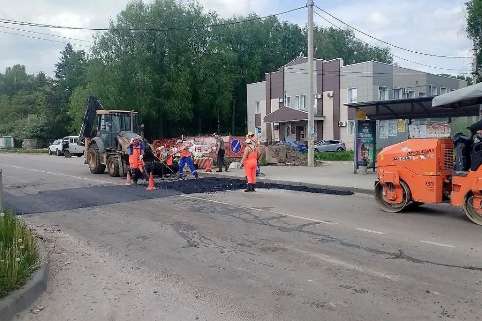 Сотрудники управления благоустройства устранили просадку дорожного покрытия на Боевом проезде, в районе поворота к школе №14 Сотрудники управления благоустройства устранили просадку дорожного покрытия на Боевом проезде, в районе поворота к школе №14