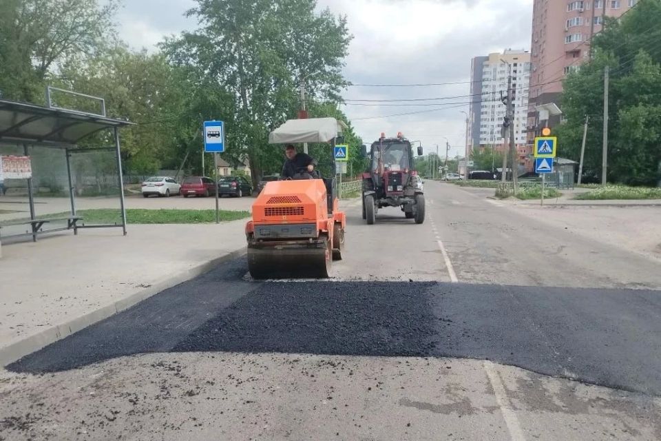 Сотрудники управления благоустройства устранили просадку дорожного покрытия на Боевом проезде, в районе поворота к школе №14