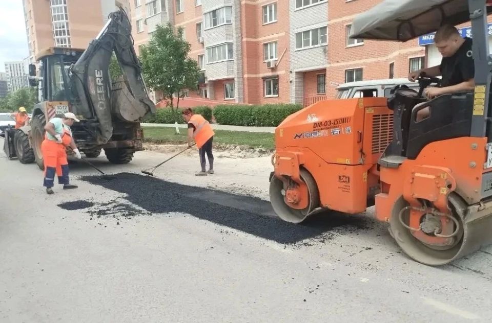 Сотрудники управления благоустройства устранили более 100 м2 ям на улицах Бехтеева и Полиграфическая