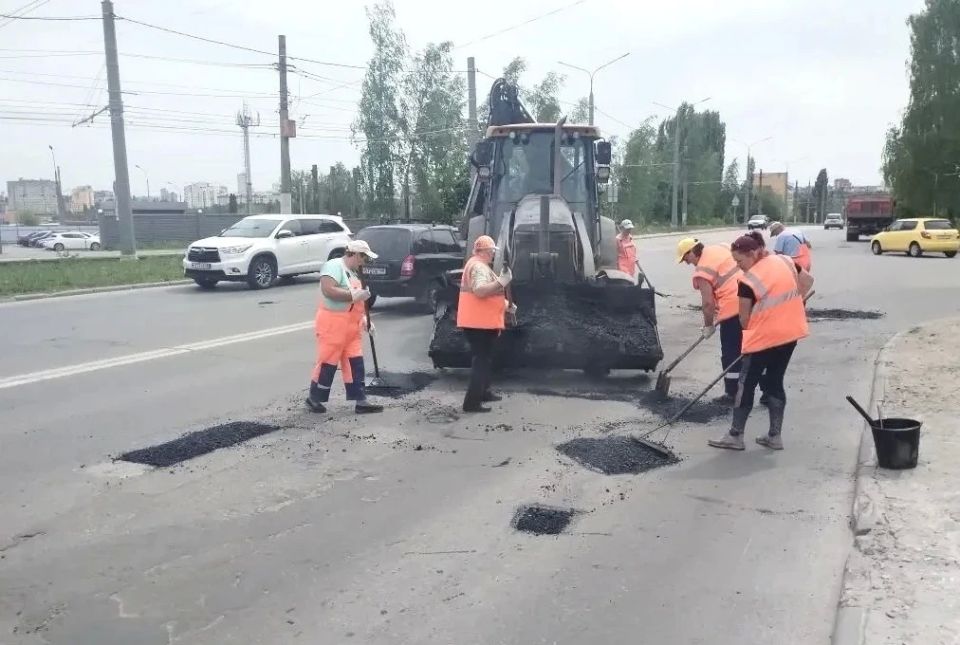 Сотрудники управления благоустройства устранили более 100 м2 ям на улицах Бехтеева и Полиграфическая Сотрудники управления благоустройства устранили более 100 м2 ям на улицах Бехтеева и Полиграфическая