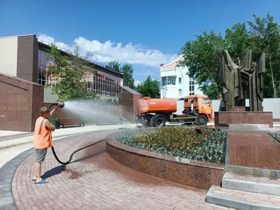 «Зеленхоз» заботится о городских клумбах в условиях жаркой погоды «Зеленхоз» заботится о городских клумбах в условиях жаркой погоды