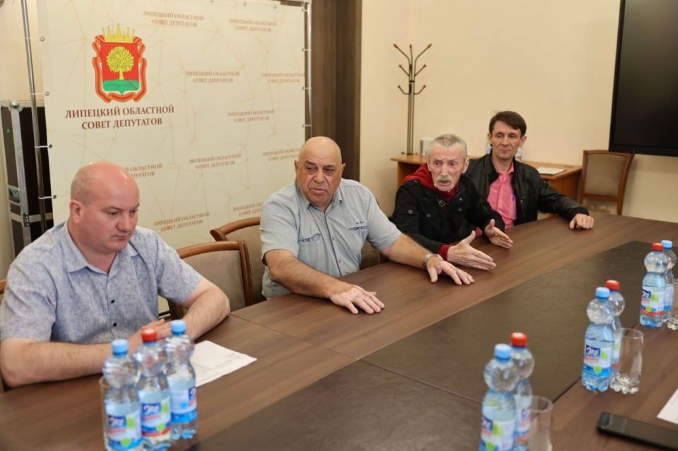 Спикер облсовета Владимир Сериков провёл личный приём жителей Спикер облсовета Владимир Сериков провёл личный приём жителей