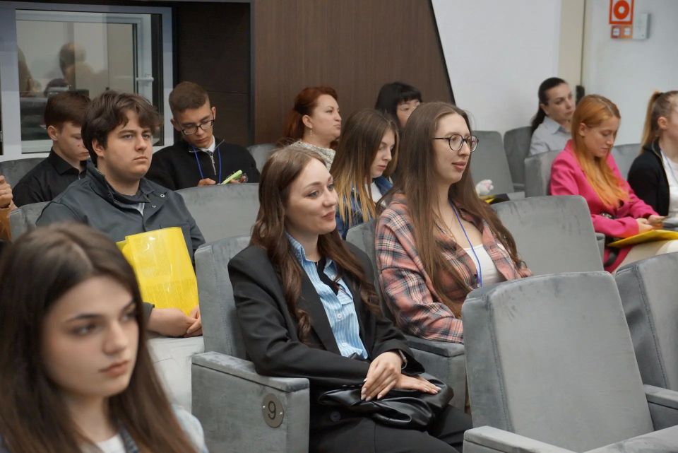 28-29 мая 2026 года в городе Магадане проходит Межрегиональный Форум молодежных парламентов «Единство молодежи Дальнего Востока», приуроченный к 20-летию молодежного парламентаризма в Магаданской области 28-29 мая 2026 года в городе Магадане проходит Межрегиональный Форум молодежных парламентов «Единство молодежи Дальнего Востока», приуроченный к 20-летию молодежного парламентаризма в Магаданской области