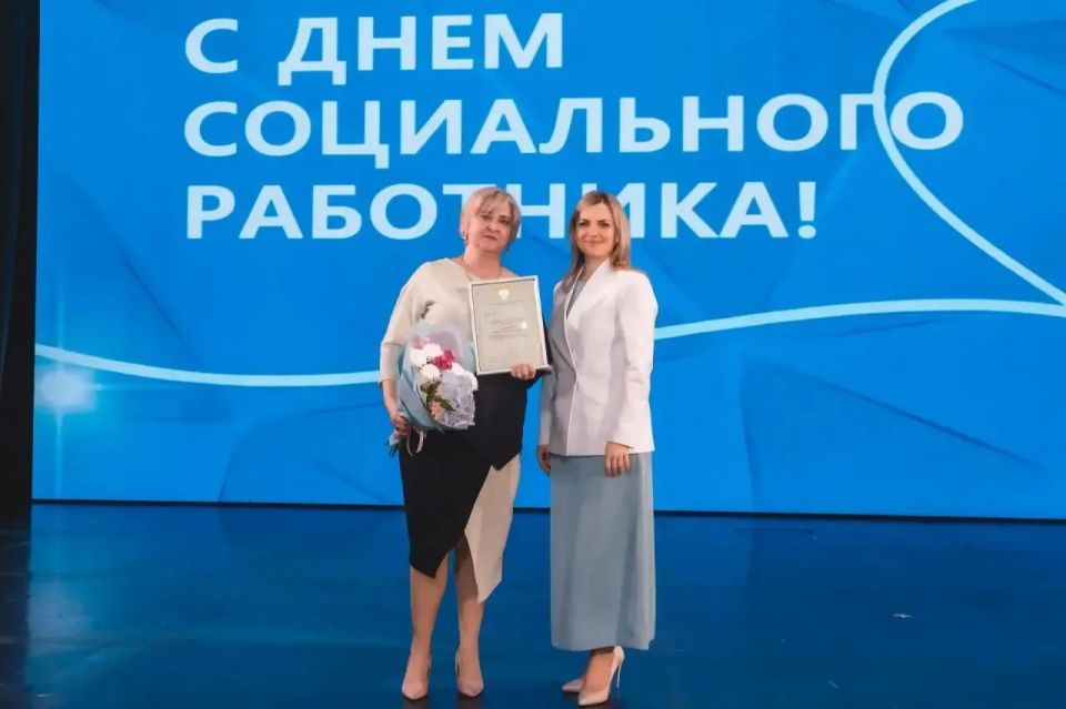 За теплоту рук и чуткость сердца наградили сегодня лучших работников соцсферы региона За теплоту рук и чуткость сердца наградили сегодня лучших работников соцсферы региона