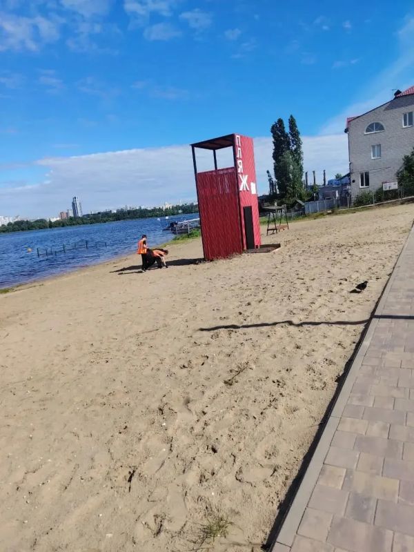 В летний период сотрудники управления благоустройства регулярно проводят уборку городских пляжей, поддерживая их чистоту и создавая комфортные условия для посетителей В летний период сотрудники управления благоустройства регулярно проводят уборку городских пляжей, поддерживая их чистоту и создавая комфортные условия для посетителей