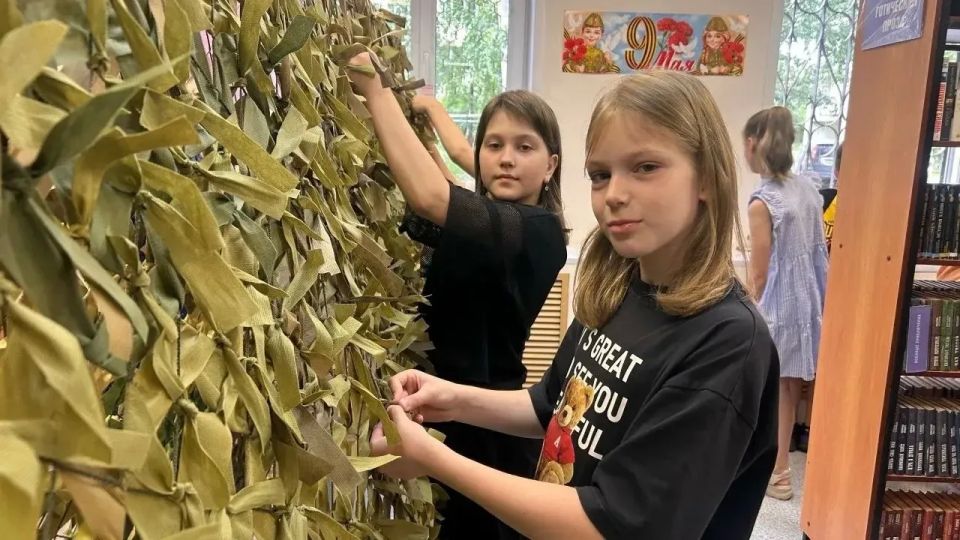 В библиотеке им. Ивана Бунина состоялась значимая патриотическая акция «СВОими руками», приуроченная к предстоящему Дню России В библиотеке им. Ивана Бунина состоялась значимая патриотическая акция «СВОими руками», приуроченная к предстоящему Дню России
