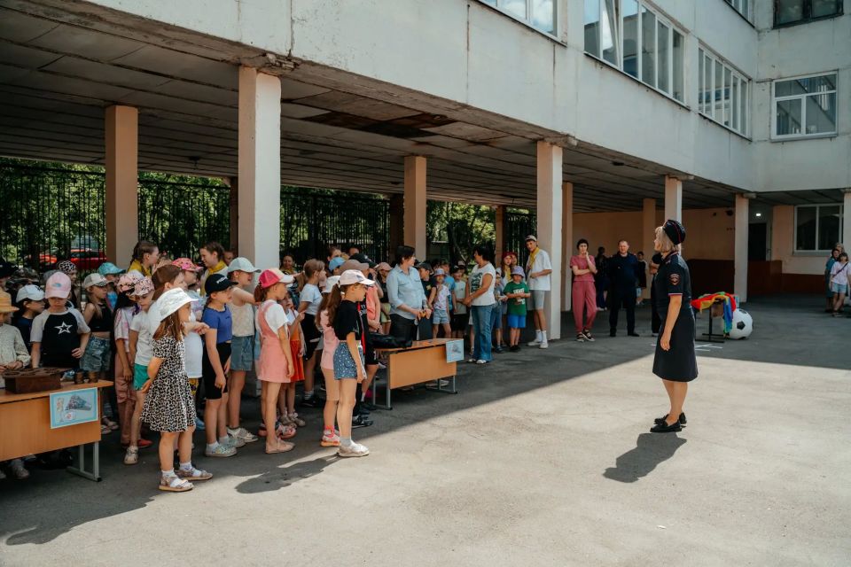 Полицейские и общественники продолжают реализацию социально-ориентированного проекта «Живой город» в общеобразовательных школах Липецка Полицейские и общественники продолжают реализацию социально-ориентированного проекта «Живой город» в общеобразовательных школах Липецка