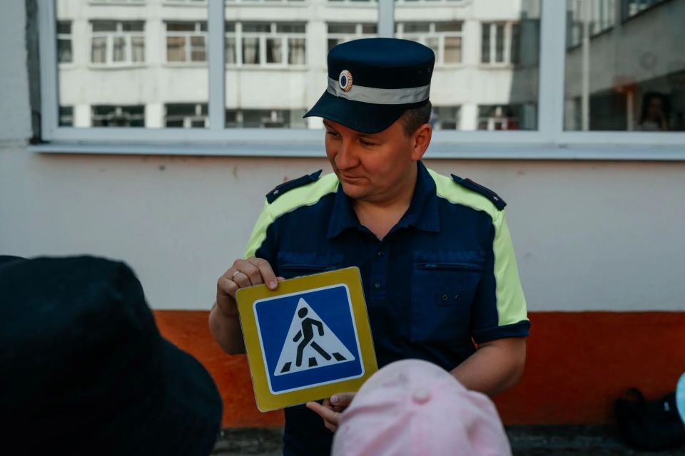 Полицейские и общественники продолжают реализацию социально-ориентированного проекта «Живой город» в общеобразовательных школах Липецка Полицейские и общественники продолжают реализацию социально-ориентированного проекта «Живой город» в общеобразовательных школах Липецка