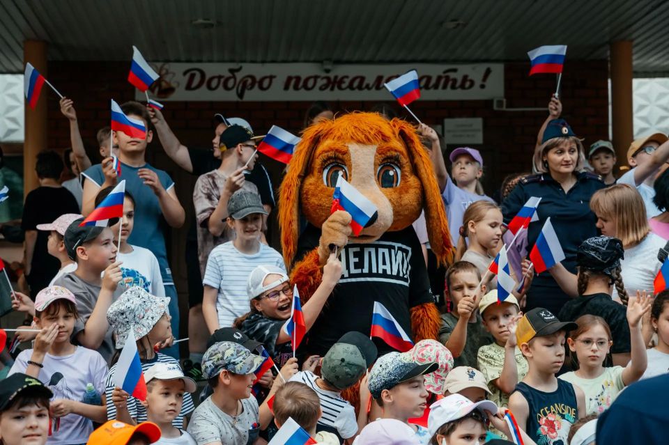 Сотрудники СУ СК России по Липецкой области совместно с активистами молодежного союза «Юный следователь» провели патриотическую встречу с детьми в преддверии Дня России Сотрудники СУ СК России по Липецкой области совместно с активистами молодежного союза «Юный следователь» провели патриотическую встречу с детьми в преддверии Дня России