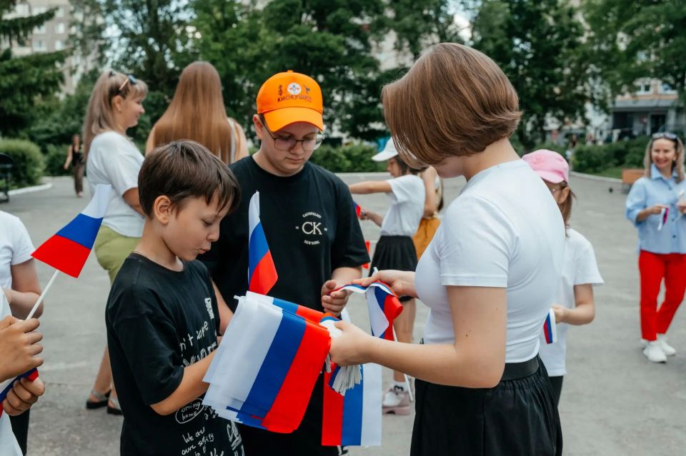 Сотрудники СУ СК России по Липецкой области совместно с активистами молодежного союза «Юный следователь» провели патриотическую встречу с детьми в преддверии Дня России Сотрудники СУ СК России по Липецкой области совместно с активистами молодежного союза «Юный следователь» провели патриотическую встречу с детьми в преддверии Дня России