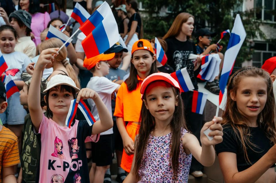 Сотрудники СУ СК России по Липецкой области совместно с активистами молодежного союза «Юный следователь» провели патриотическую встречу с детьми в преддверии Дня России Сотрудники СУ СК России по Липецкой области совместно с активистами молодежного союза «Юный следователь» провели патриотическую встречу с детьми в преддверии Дня России