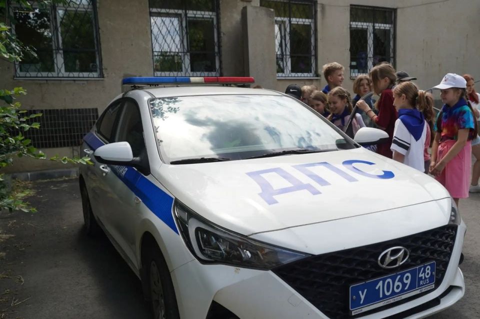Полицейские и общественники пришли в гости к воспитанникам летнего лагеря центра творчества «Советский» Полицейские и общественники пришли в гости к воспитанникам летнего лагеря центра творчества «Советский»
