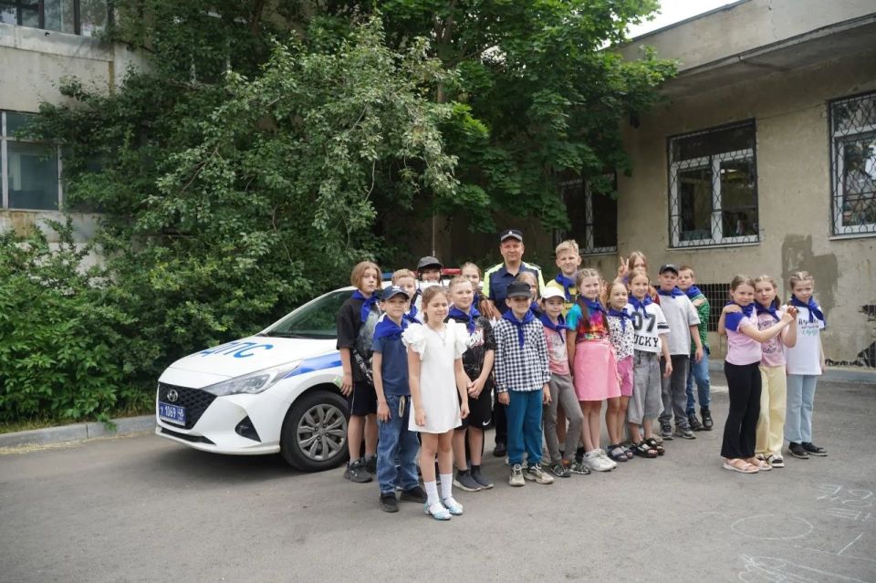 Полицейские и общественники пришли в гости к воспитанникам летнего лагеря центра творчества «Советский» Полицейские и общественники пришли в гости к воспитанникам летнего лагеря центра творчества «Советский»