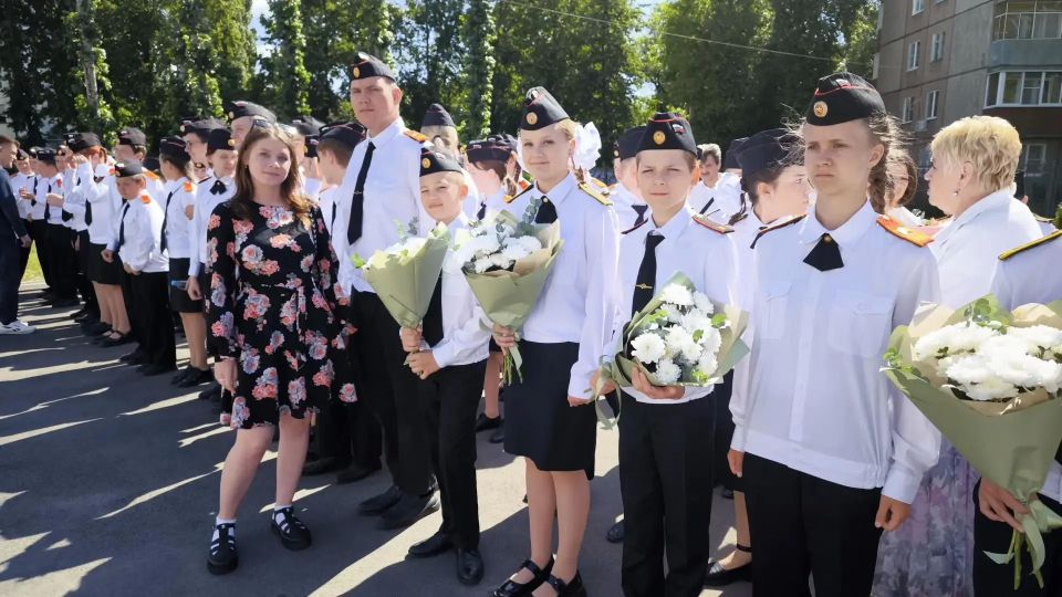 Липецкие полицейские приняли участие в торжественной церемонии посвящения в кадеты учеников подшефной школы имени майора милиции Алексея Коврижных Липецкие полицейские приняли участие в торжественной церемонии посвящения в кадеты учеников подшефной школы имени майора милиции Алексея Коврижных