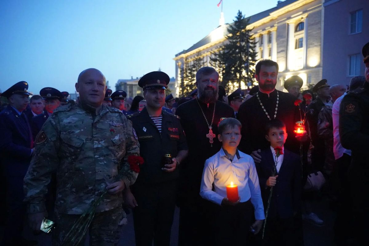 В Липецке сотрудники полиции, ветераны МВД и общественники присоединились к Всероссийской патриотической акции «Свеча памяти» В Липецке сотрудники полиции, ветераны МВД и общественники присоединились к Всероссийской патриотической акции «Свеча памяти»