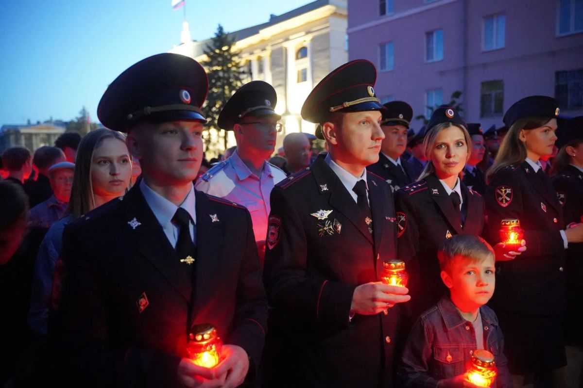 В Липецке сотрудники полиции, ветераны МВД и общественники присоединились к Всероссийской патриотической акции «Свеча памяти» В Липецке сотрудники полиции, ветераны МВД и общественники присоединились к Всероссийской патриотической акции «Свеча памяти»