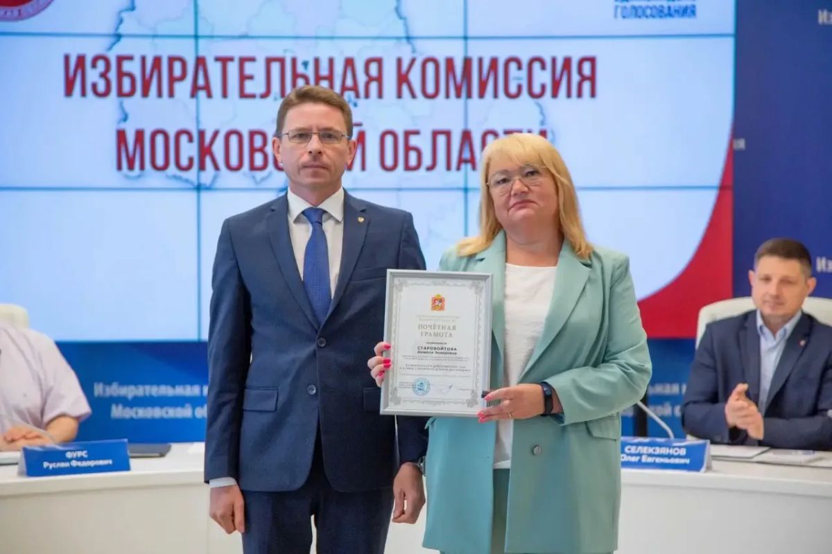 Очередные награды - в руки юбиляров Очередные награды - в руки юбиляров