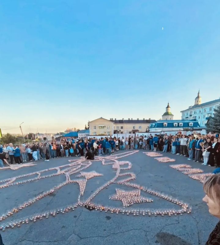 Изображение самолета из 5000 свечей зажгли в Ельце Изображение самолета из 5000 свечей зажгли в Ельце